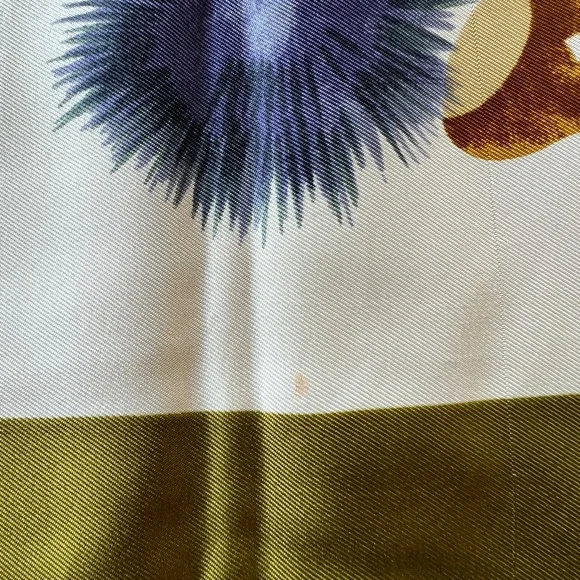 RARE SALVATORE FARRAGAMO SILK SCARF - Picture 4 of 4